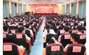 学校举行庆祝…