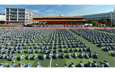 学校隆重举行20…